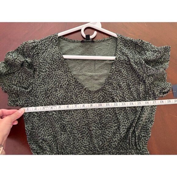 Lucky Brand Green Animal Print V-Neck Peplum Short Sleeved Top Size Medium - Picture 9 of 10